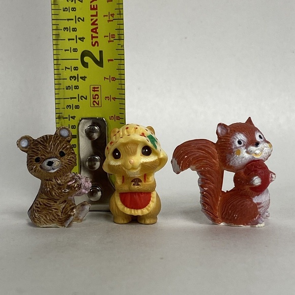 Sold! Vintage 1986 Hallmark Merry Miniature Christmas Chipmunk - plus 2 others - Picture 5 of 8